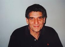 Nella foto (Credit: Wikipedia), l'attore Andreas Katsulas.