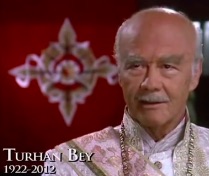 Nella foto (Credit: Warner Home Video), l'attore Turhan Bey nel ruolo dell'Imperatore Centauri.