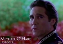 Nella foto (Credit: Warner Home Video), l'attore Michael O'Hare nel ruolo del Comandante Sinclair.